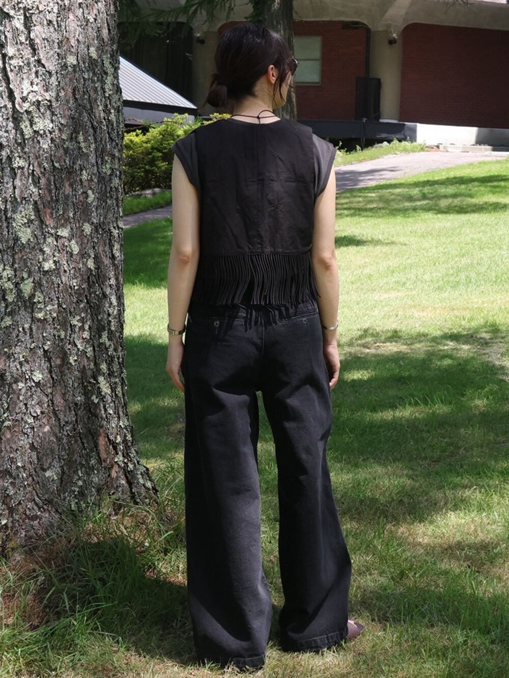 ブラック系のTシャツ/カットソーを着用したレディースの夏コーディネートの4枚目の写真
