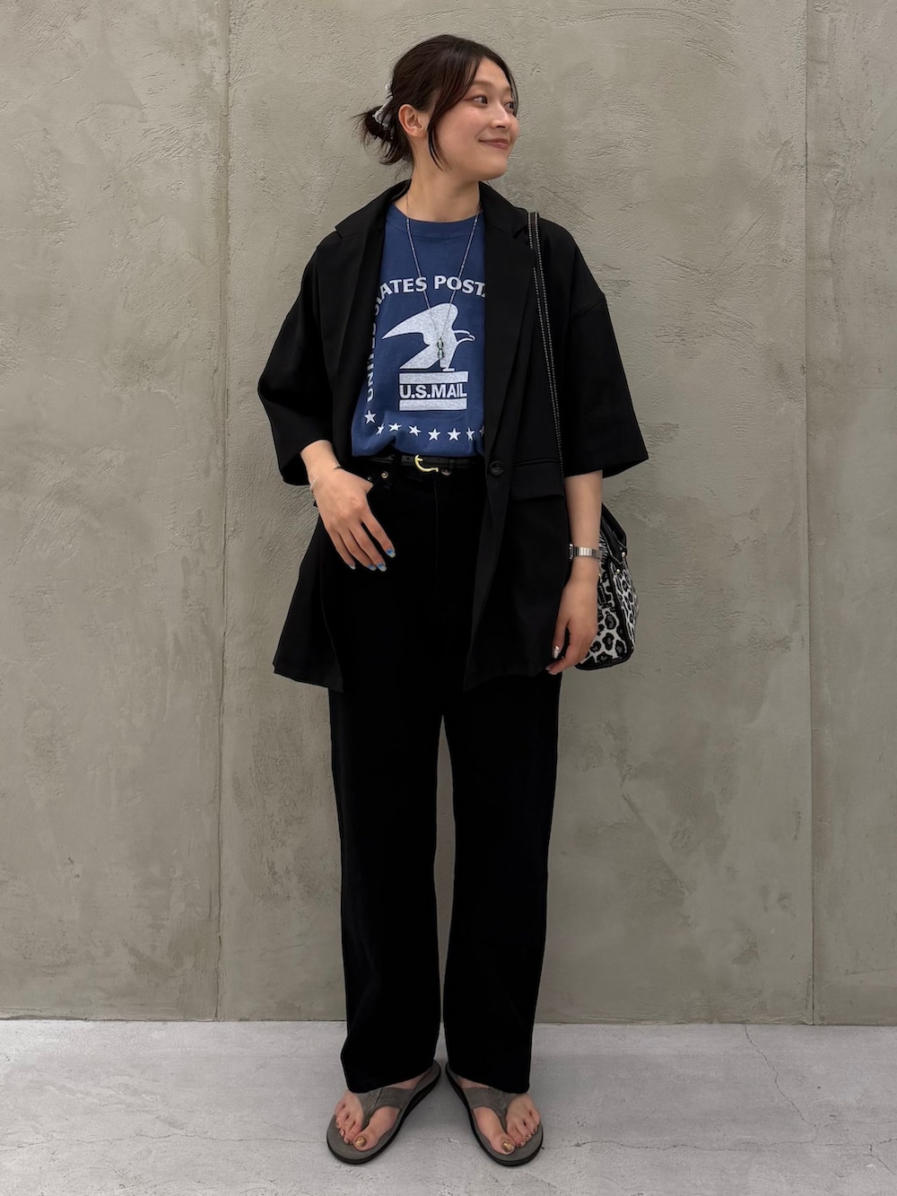 ブラック系のその他アウター、ブラック系のその他パンツ、ブルー系のTシャツ/カットソーを着用したレディースの夏コーディネートの2枚目の写真