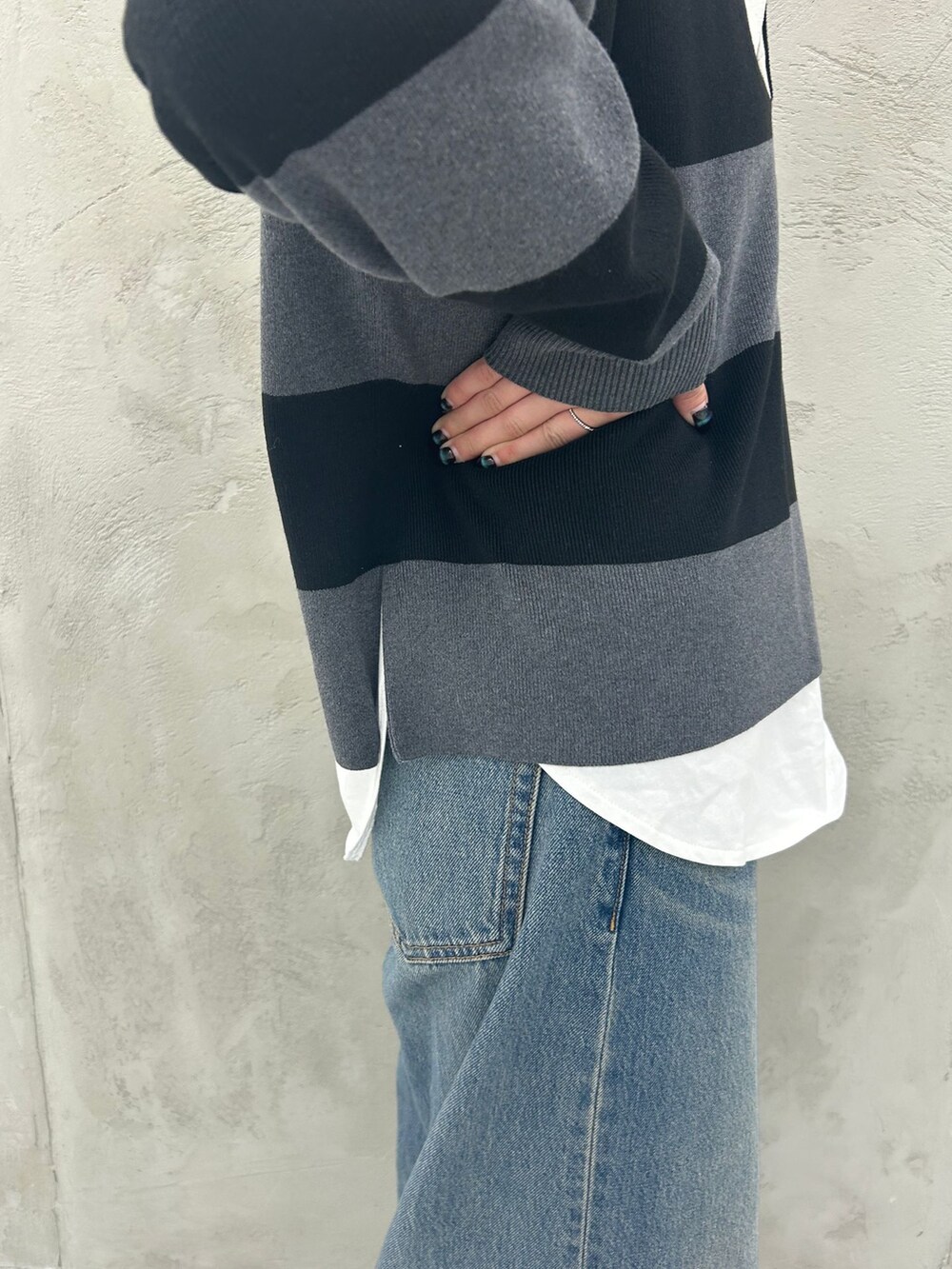ホワイト系のTシャツ/カットソー、グレー系のニット/セーター、グレー系のショルダーバッグを着用したレディースの冬コーディネートの10枚目の写真
