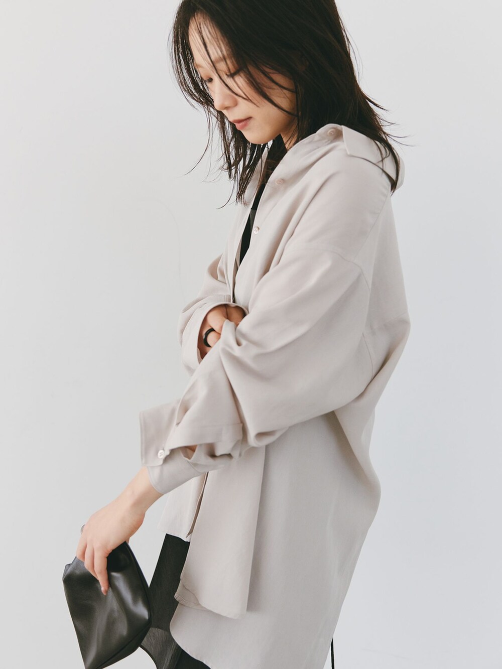 ブラック系のその他パンツ、グレー系のシャツ/ブラウス、ブラウン系のサンダルを着用したレディースの夏コーディネートの3枚目の写真