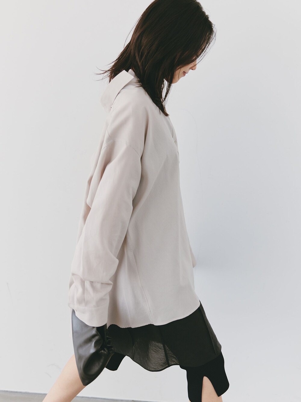 ブラック系のその他パンツ、グレー系のシャツ/ブラウス、ブラウン系のサンダルを着用したレディースの夏コーディネートの4枚目の写真