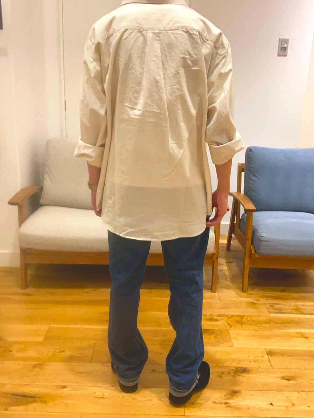 ホワイト系のシャツ/ブラウス、ブルー系のデニムパンツ、ブラック系のドレスシューズを着用したメンズの春コーディネートの2枚目の写真