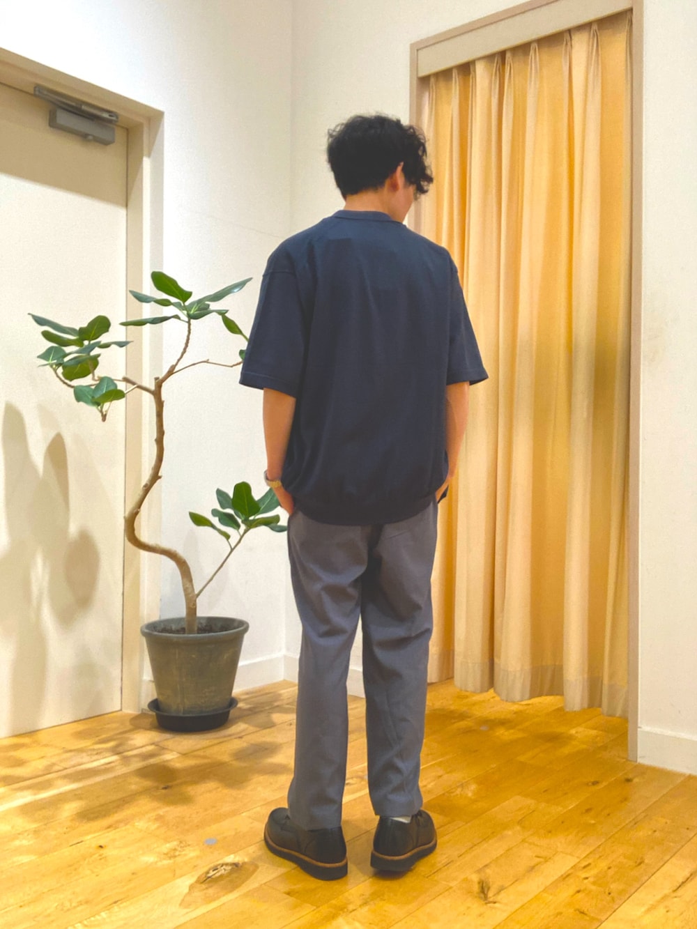 ブルー系のカーディガン/ボレロ、ブラック系のTシャツ/カットソー、グレー系のその他パンツを着用したメンズの春コーディネートの2枚目の写真