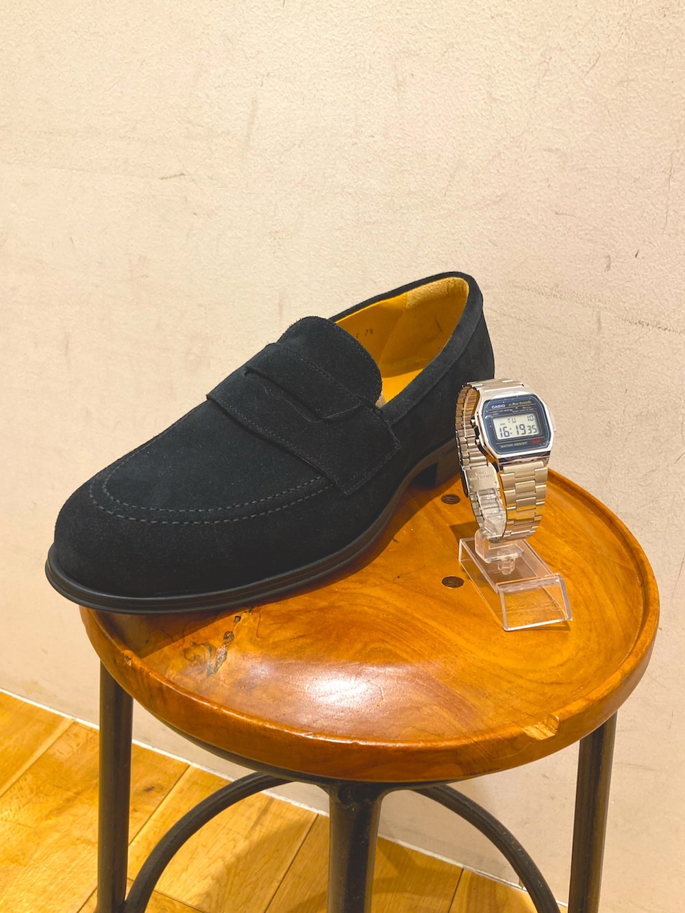 ホワイト系のシャツ/ブラウス、ブルー系のデニムパンツ、ブラック系のドレスシューズを着用したメンズの春コーディネートの3枚目の写真