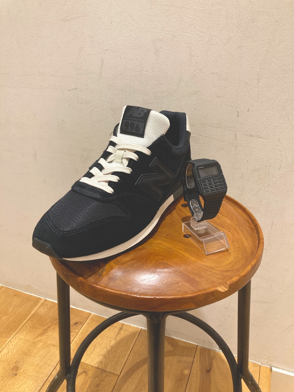 ブルー系のデニムパンツ、ブラック系のスニーカー、グレー系のTシャツ/カットソーを着用したメンズの春コーディネートの3枚目の写真