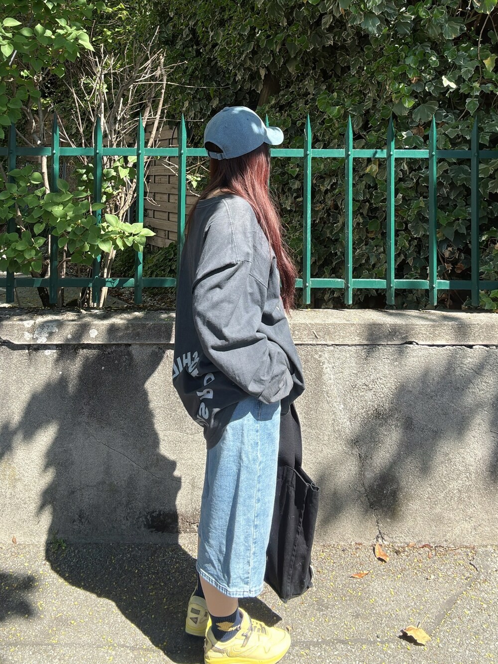 グレー系のTシャツ/カットソー、ブルー系のその他パンツ、イエロー系のスニーカーを着用したレディースの春コーディネートの2枚目の写真