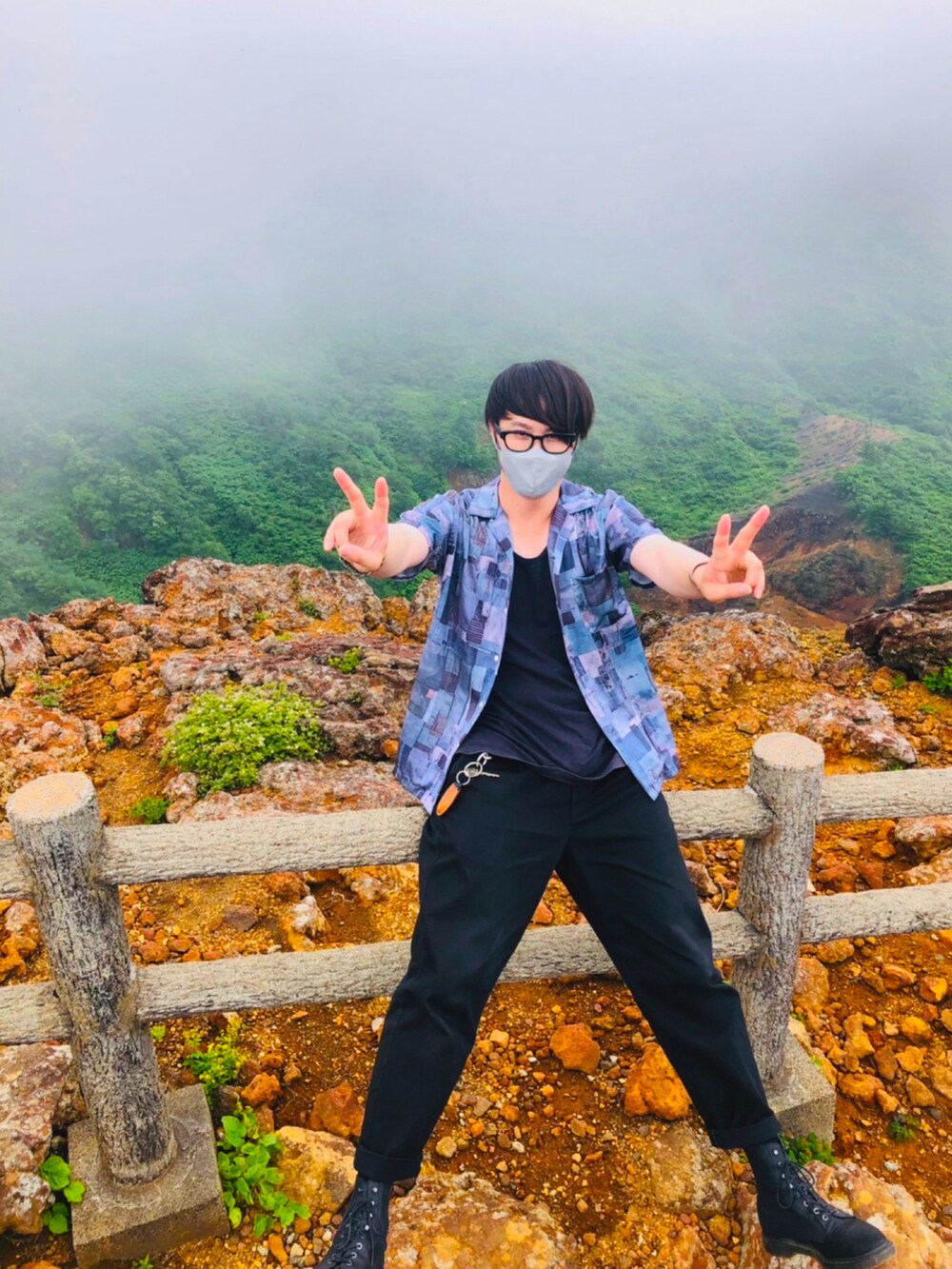 ブルー系のシャツ/ブラウス、ブラック系のパンツ、ブラック系のブーツを着用したメンズの夏コーディネートの2枚目の写真