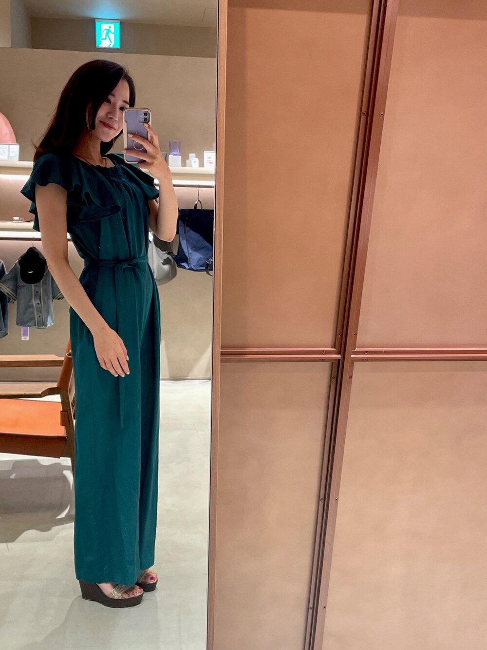 グリーン系のつなぎ/オールインワンを着用したレディースの夏コーディネートの2枚目の写真