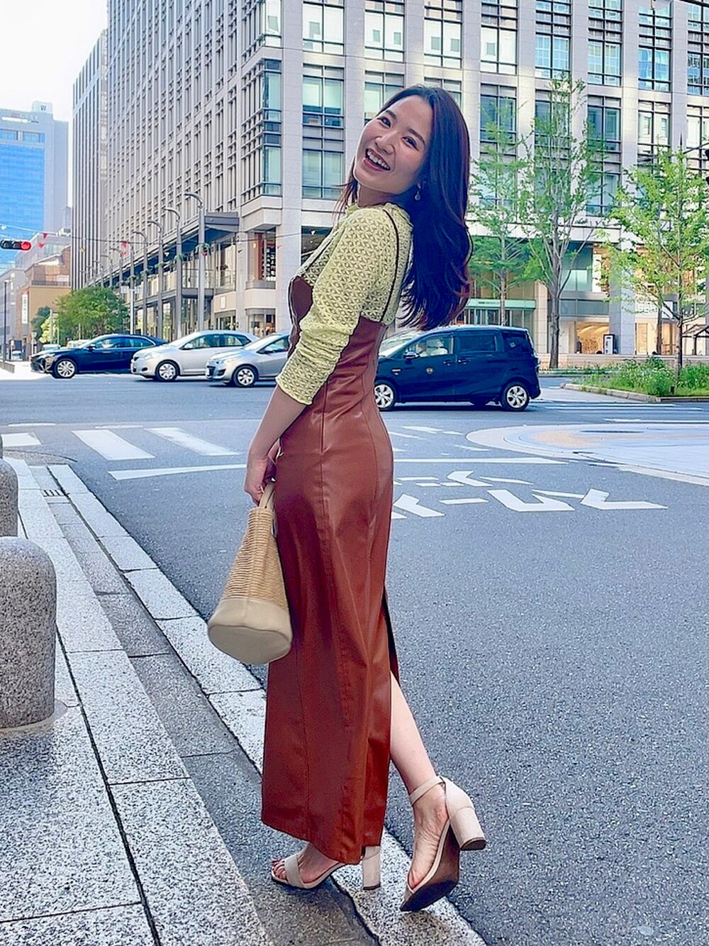 イエロー系のシャツ/ブラウス、ブラウン系のワンピース、ベージュ系のサンダルを着用したレディースの夏コーディネートの2枚目の写真