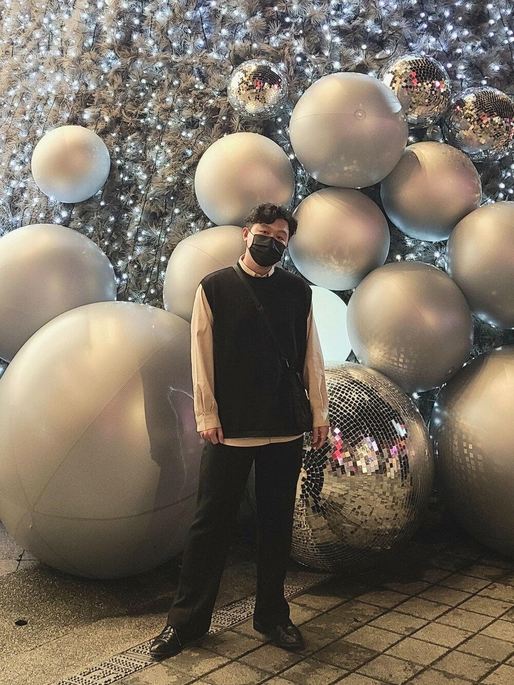 「微風信義、台北、秋冬コーデ」｜「SENSE OF PLACE by URBAN RESEARCHのアイテム（チノパンツ、ブラック系）」を使った、Vimgaさん（メンズ・170cm）の秋コーディネートの3枚目の写真