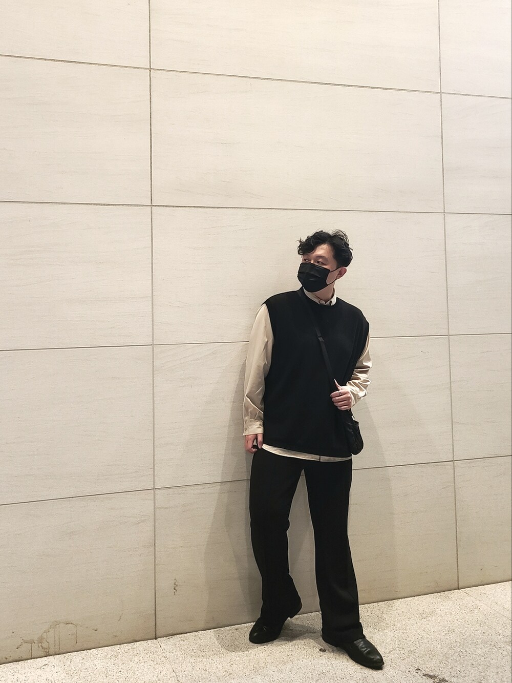 「微風信義、台北、秋冬コーデ」｜「SENSE OF PLACE by URBAN RESEARCHのアイテム（チノパンツ、ブラック系）」を使った、Vimgaさん（メンズ・170cm）の秋コーディネートの2枚目の写真