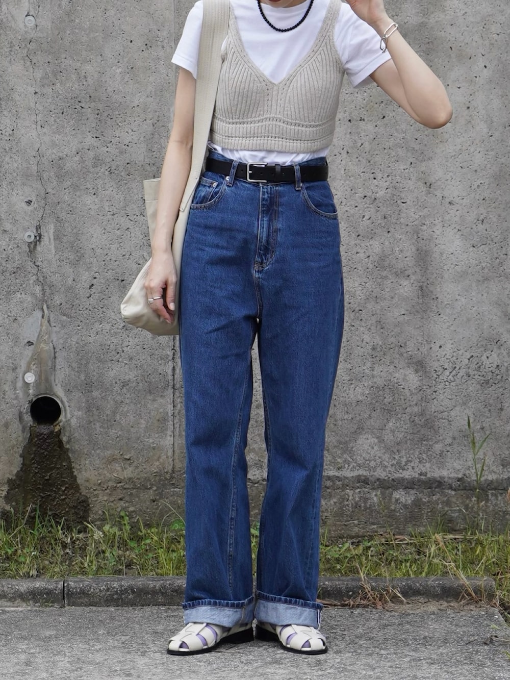 その他のTシャツ/カットソー、ベージュ系のベスト、ブルー系のデニムパンツを着用したレディースの夏コーディネートの2枚目の写真