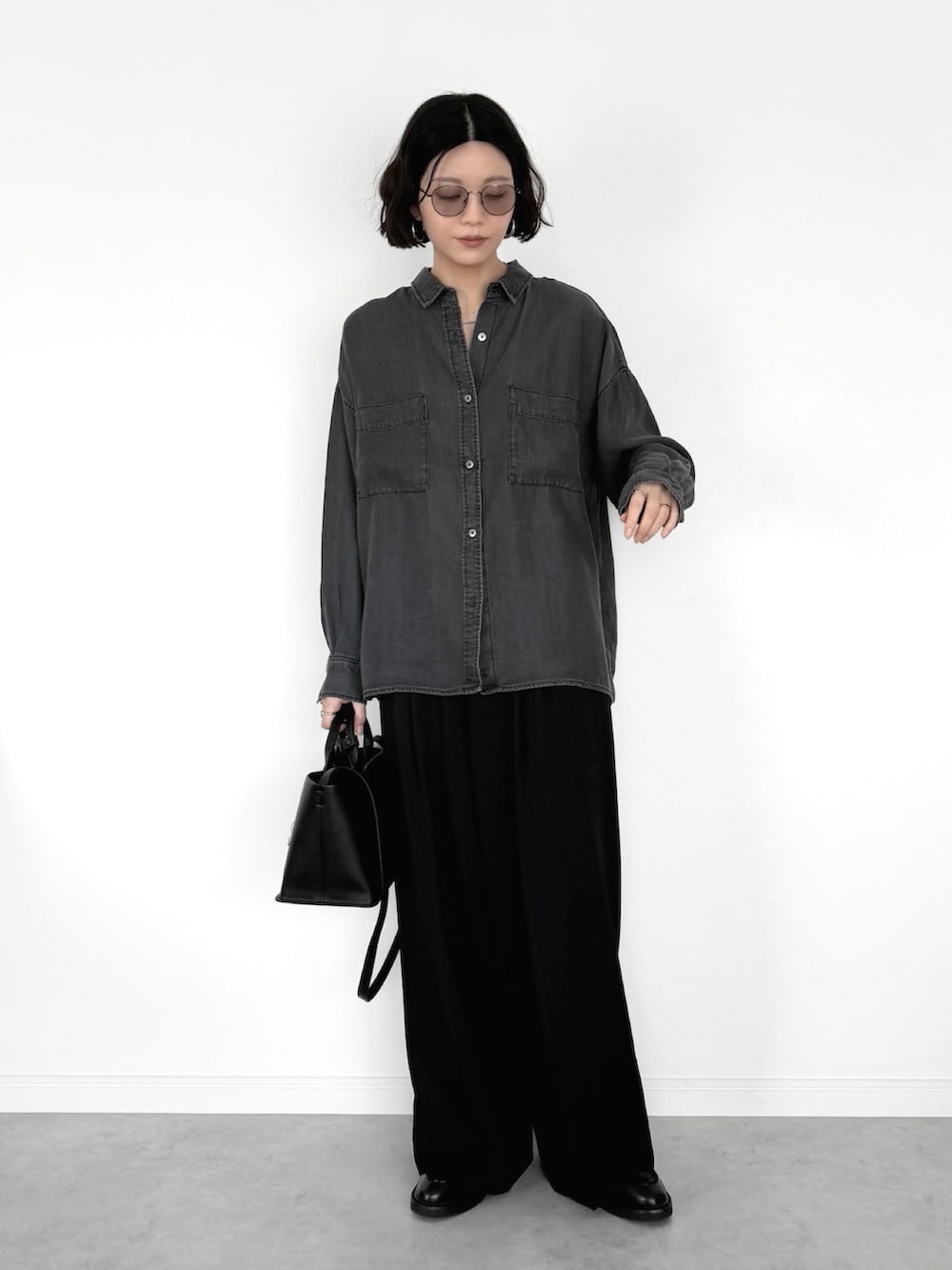 グレー系のシャツ/ブラウス、ブラック系のその他パンツ、ブラック系のトートバッグを着用したレディースの春コーディネートの2枚目の写真