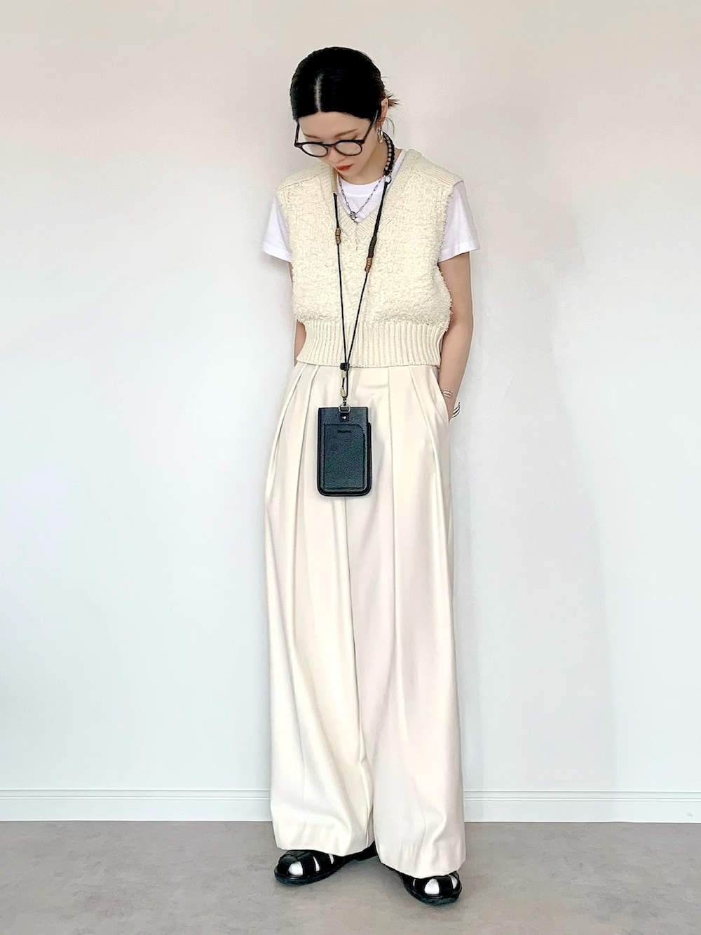 ブラック系のボディバッグ/ウエストポーチ、ホワイト系のベスト、ホワイト系のその他パンツを着用したレディースの春コーディネートの2枚目の写真