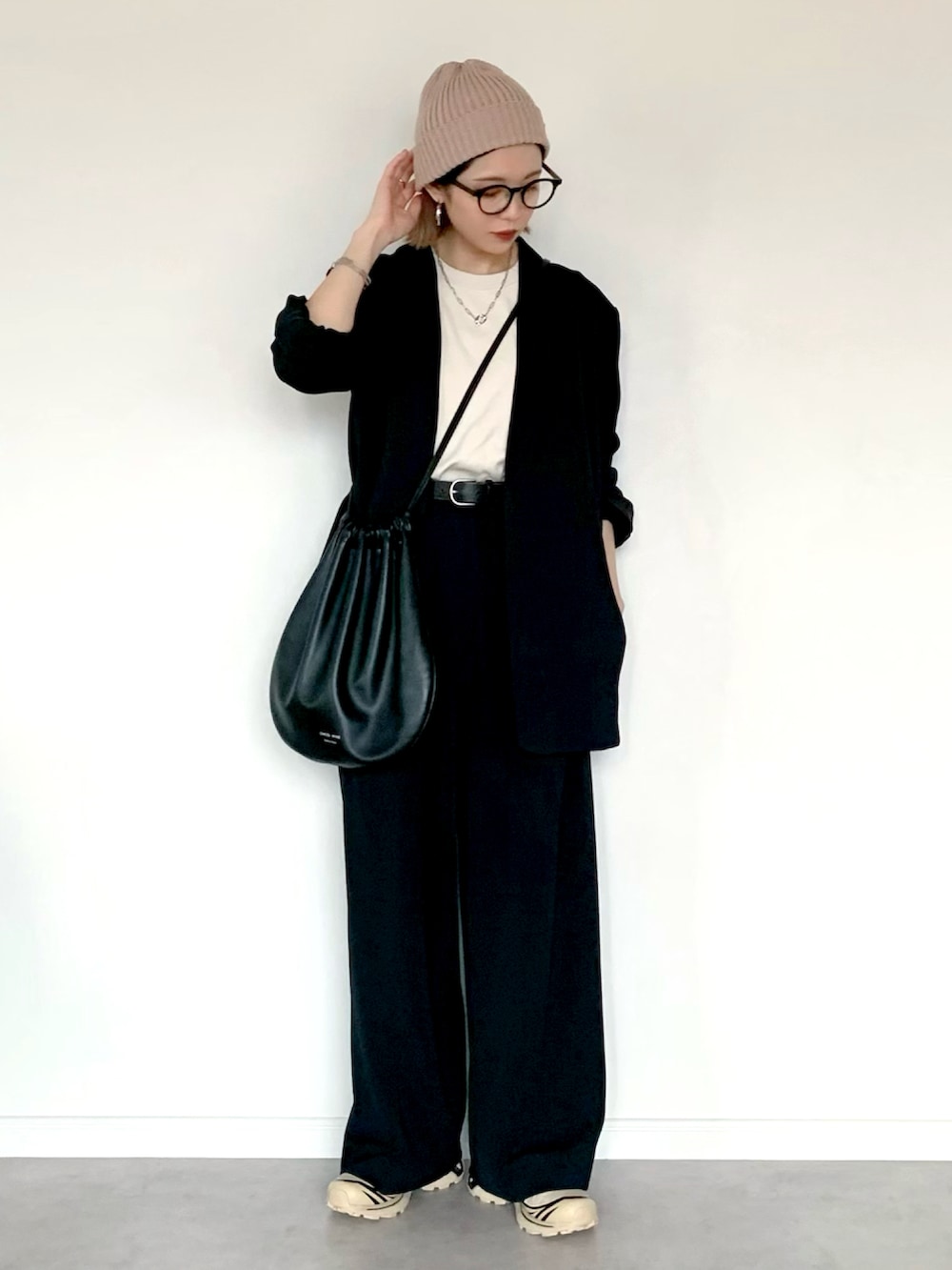 ブラック系のその他パンツ、ブラック系のノーカラージャケット、ベージュ系のスニーカーを着用したレディースの冬コーディネートの2枚目の写真