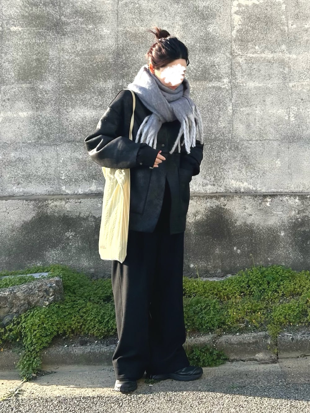 ブラック系のムートンコート、ブラック系のスウェット、ブラック系のスラックスを着用したレディースの冬コーディネートの2枚目の写真