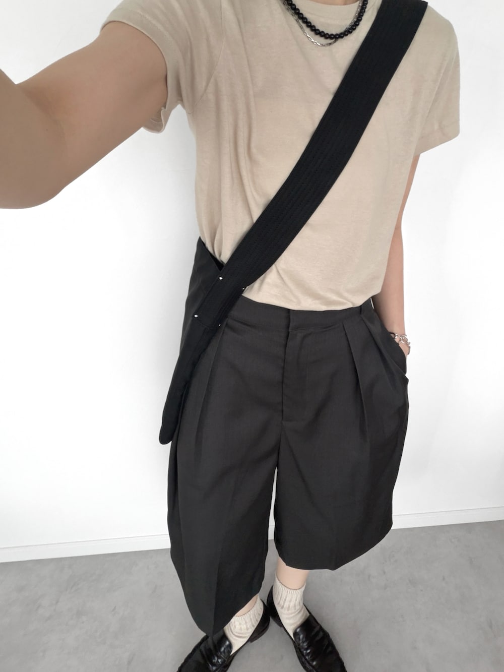 ブラック系のその他パンツ、ブラック系のショルダーバッグ、ブラウン系のローファーを着用したレディースの夏コーディネートの3枚目の写真