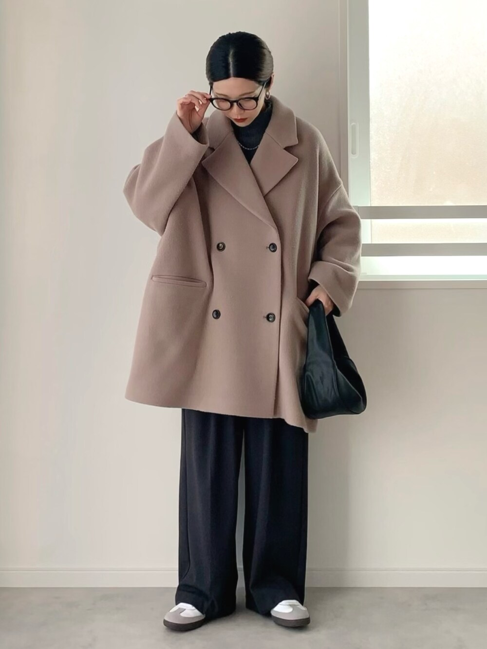 ベージュ系のチェスターコート、グレー系のその他パンツ、ホワイト系のスニーカーを着用したレディースの冬コーディネートの2枚目の写真