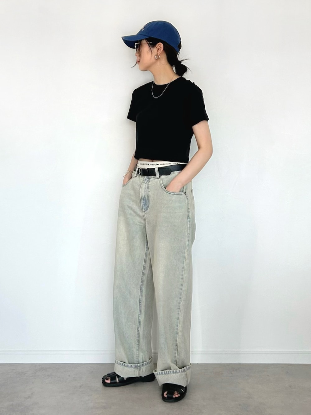 ブラック系のTシャツ/カットソー、ブルー系のデニムパンツ、ブラック系のサンダルを着用したレディースの夏コーディネートの2枚目の写真