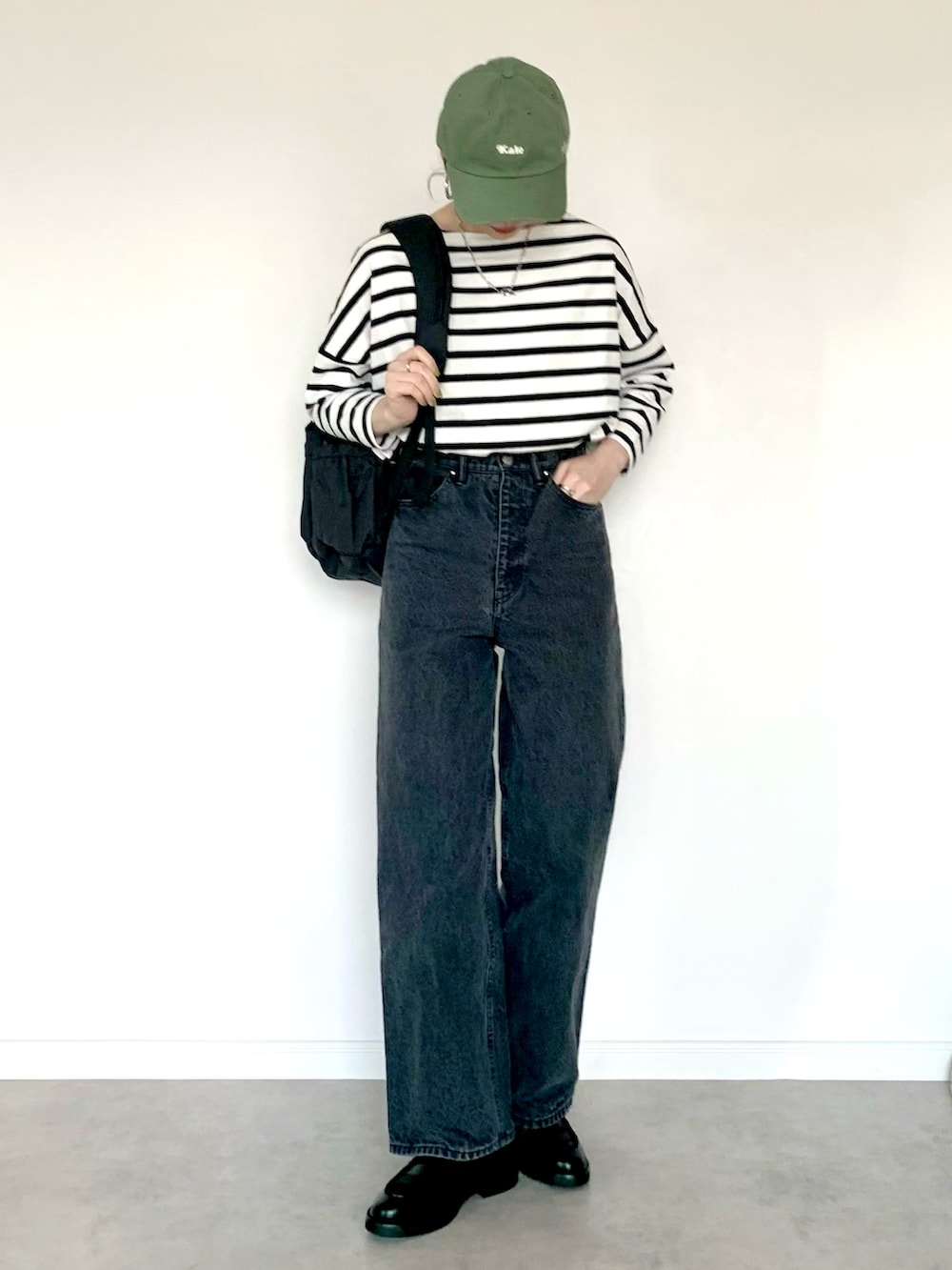 ホワイト系のTシャツ/カットソー、グレー系のバックパック/リュック、グレー系のデニムパンツを着用したレディースの春コーディネートの2枚目の写真