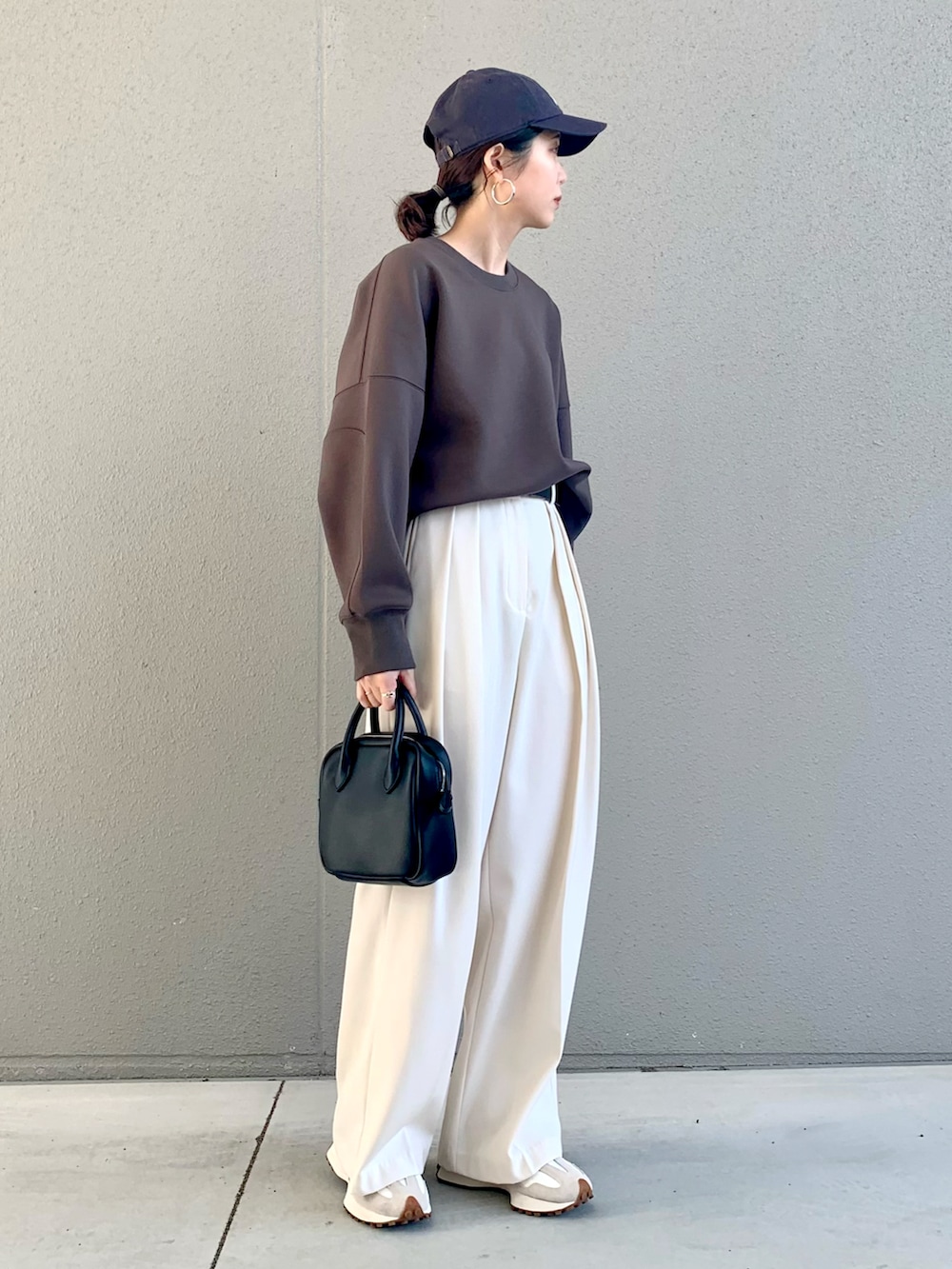 ホワイト系のその他パンツ、グレー系のスウェット、ブラック系のジャケット/アウターを着用したレディースの冬コーディネートの2枚目の写真