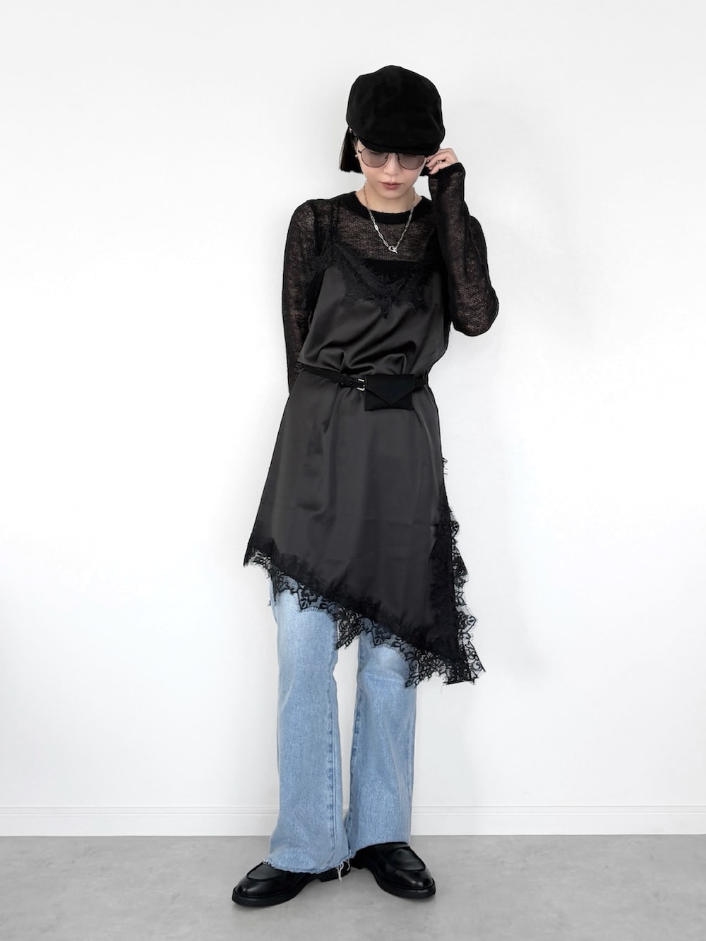 ブラック系のワンピース、ブラック系のボディバッグ/ウエストポーチ、ブラック系のニット/セーターを着用したレディースの春コーディネートの2枚目の写真