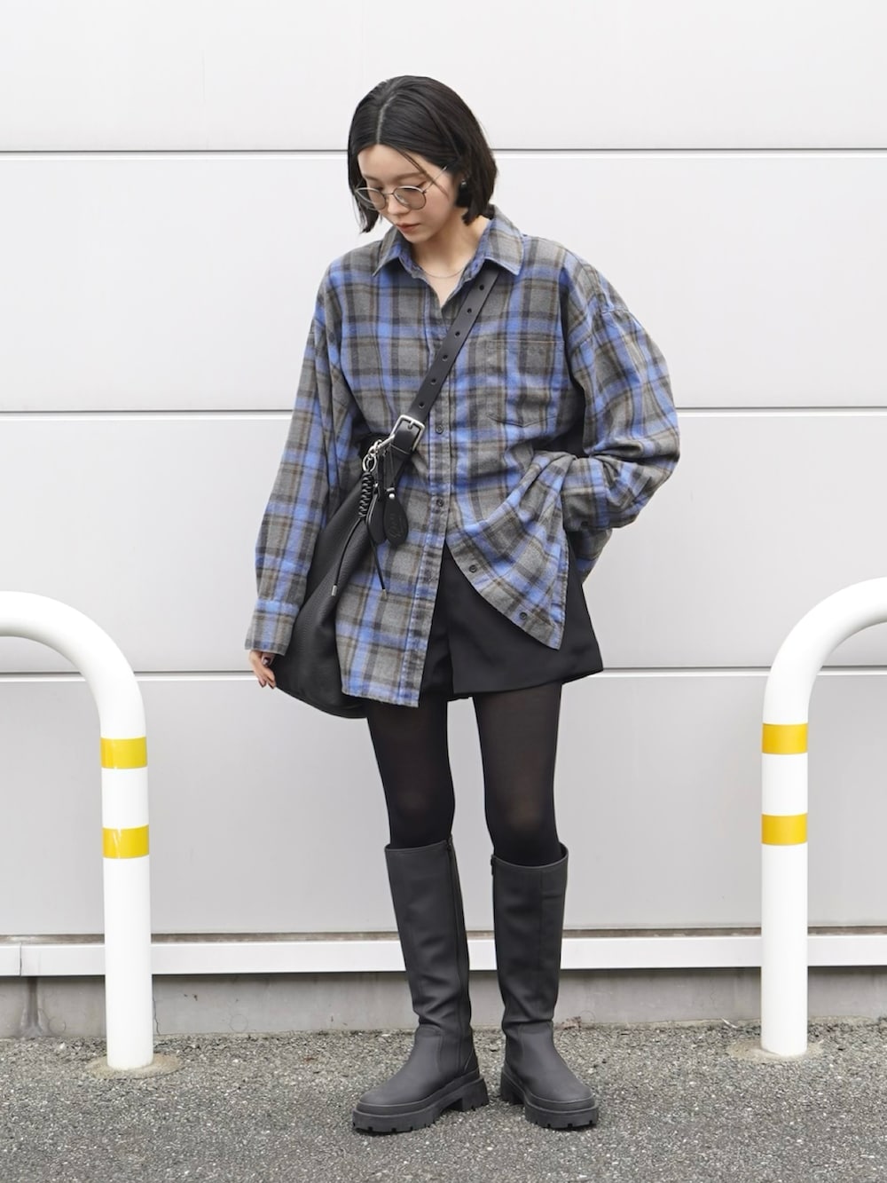 ブラック系のその他パンツ、ブラック系のブーツ、ブルー系のシャツ/ブラウスを着用したレディースの秋コーディネートの2枚目の写真