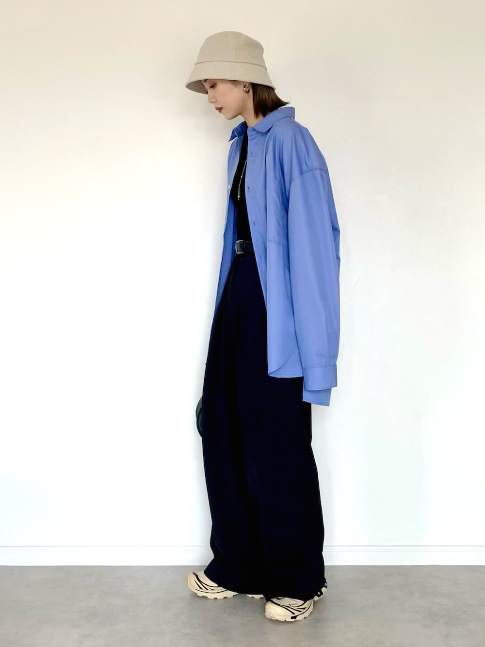 ブルー系のシャツ/ブラウス、ブラック系のその他パンツ、ブラック系のハンドバッグを着用したレディースの春コーディネートの3枚目の写真