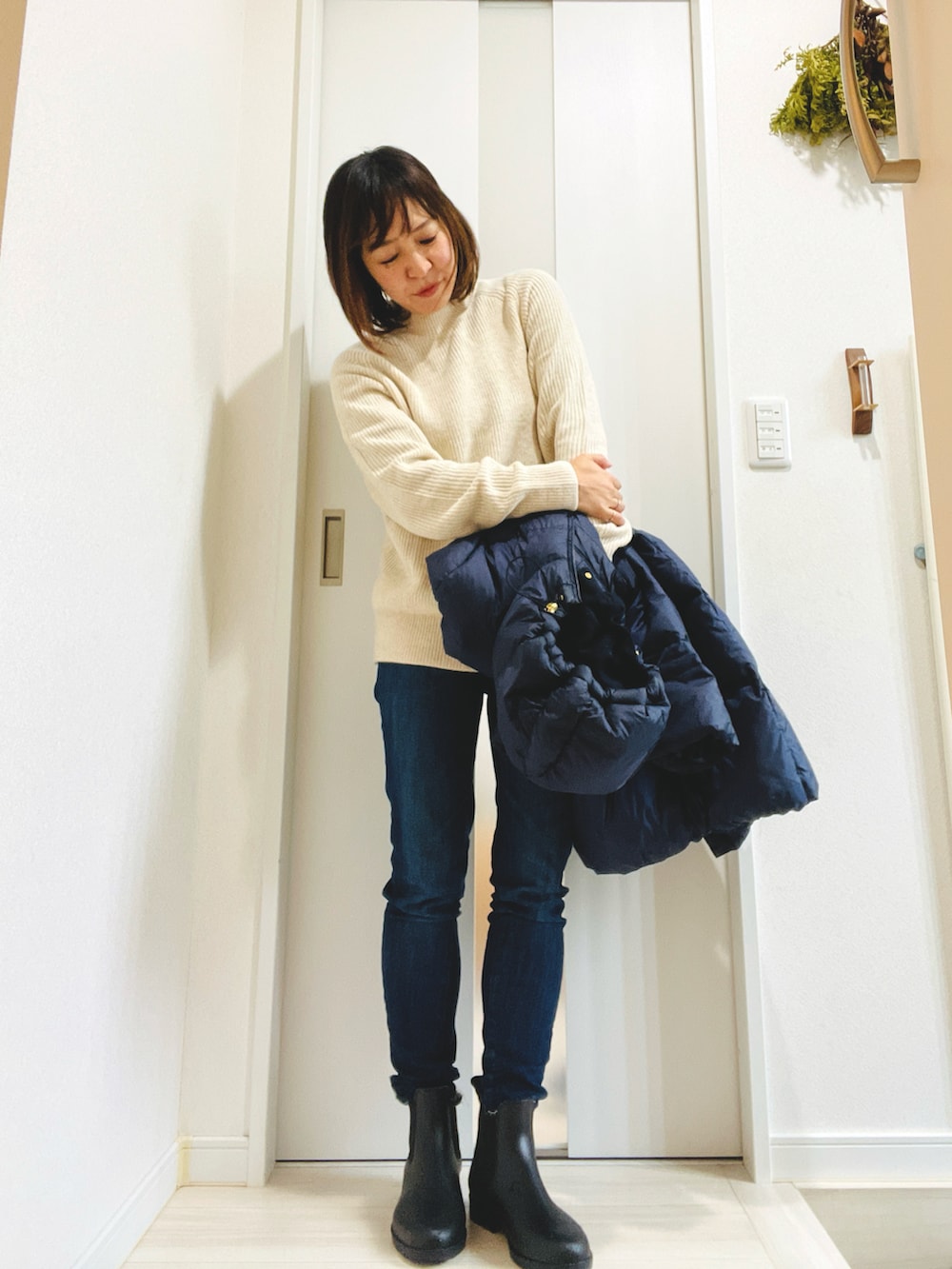 「シンプルコーデ、シンプル、シンプルスタイル、ダウンコート、デニム、スキニーデニム、セーター、オフホワイト、あったかコーデ、普段着、レインブーツ、パンツコーデ、雨の日コーデ、冬コーデ、着回しコーデ」｜「UNIQLOのアイテム（ニット/セーター、ホワイト系）」を使った、mavaさん（レディース・155cm）の秋コーディネートの2枚目の写真