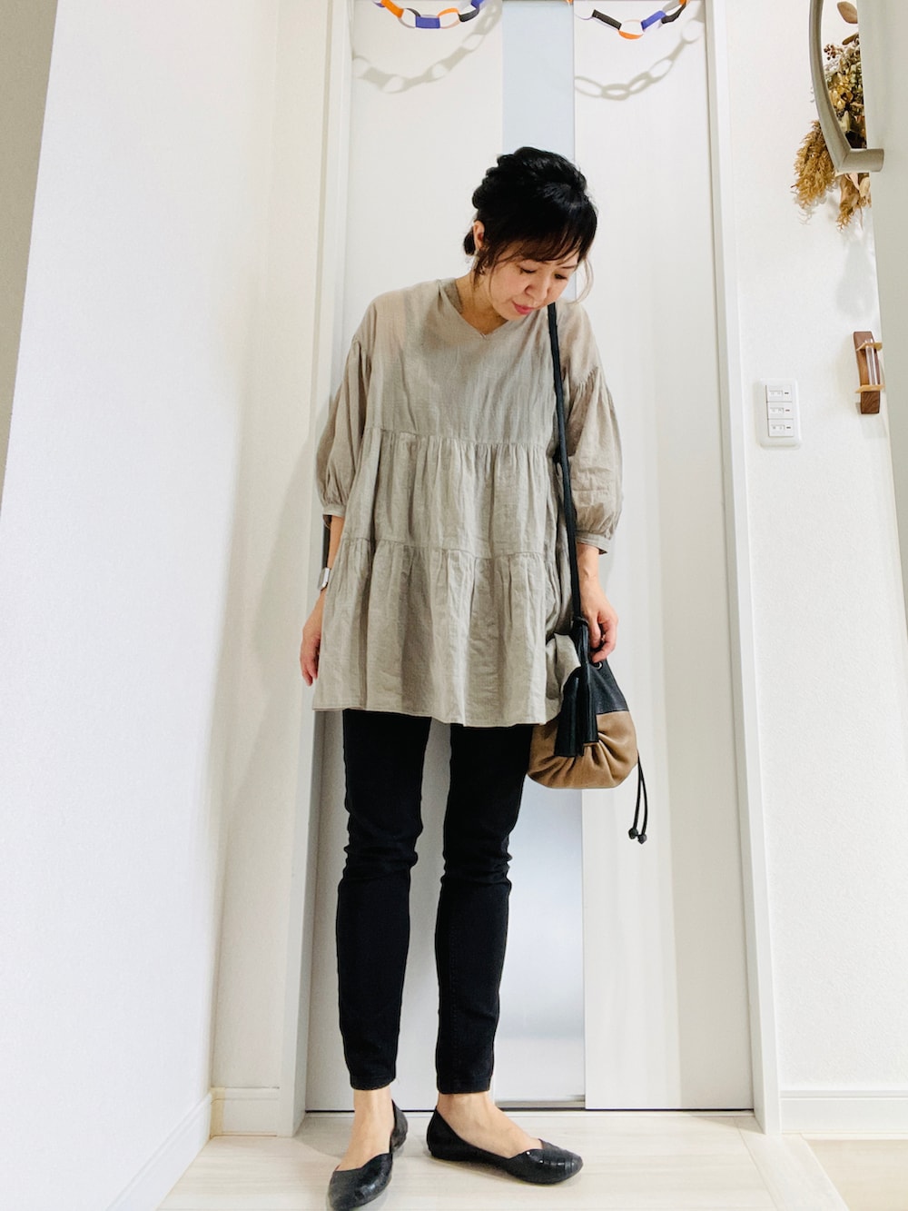 グレー系のシャツ/ブラウス、ブラック系のパンツ、レッド系のショルダーバッグを着用したレディースの秋コーディネートの2枚目の写真
