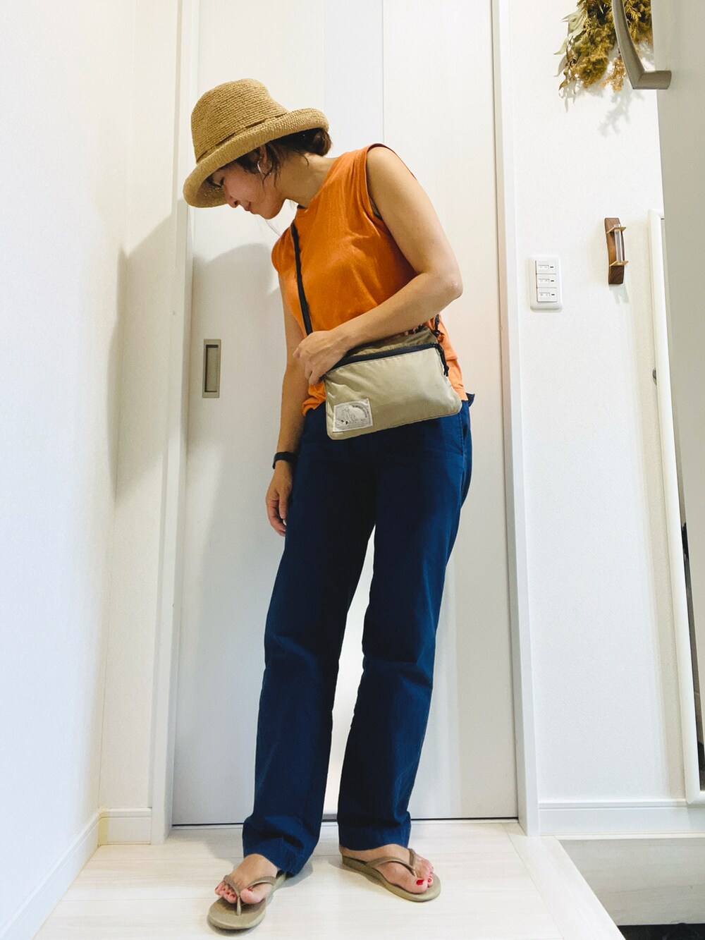 ブルー系のTシャツ/カットソー、ブルー系のその他パンツ、ゴールド系のサンダルを着用したレディースの夏コーディネートの2枚目の写真