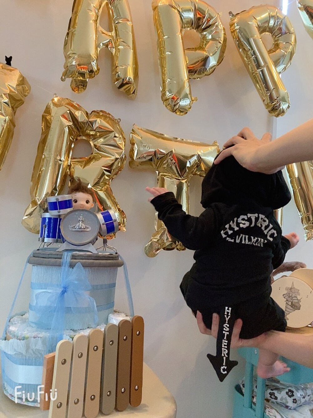 ブラック系のオールインワン・サロペット、ゴールド系のインテリア雑貨を着用したメンズの秋コーディネートの2枚目の写真