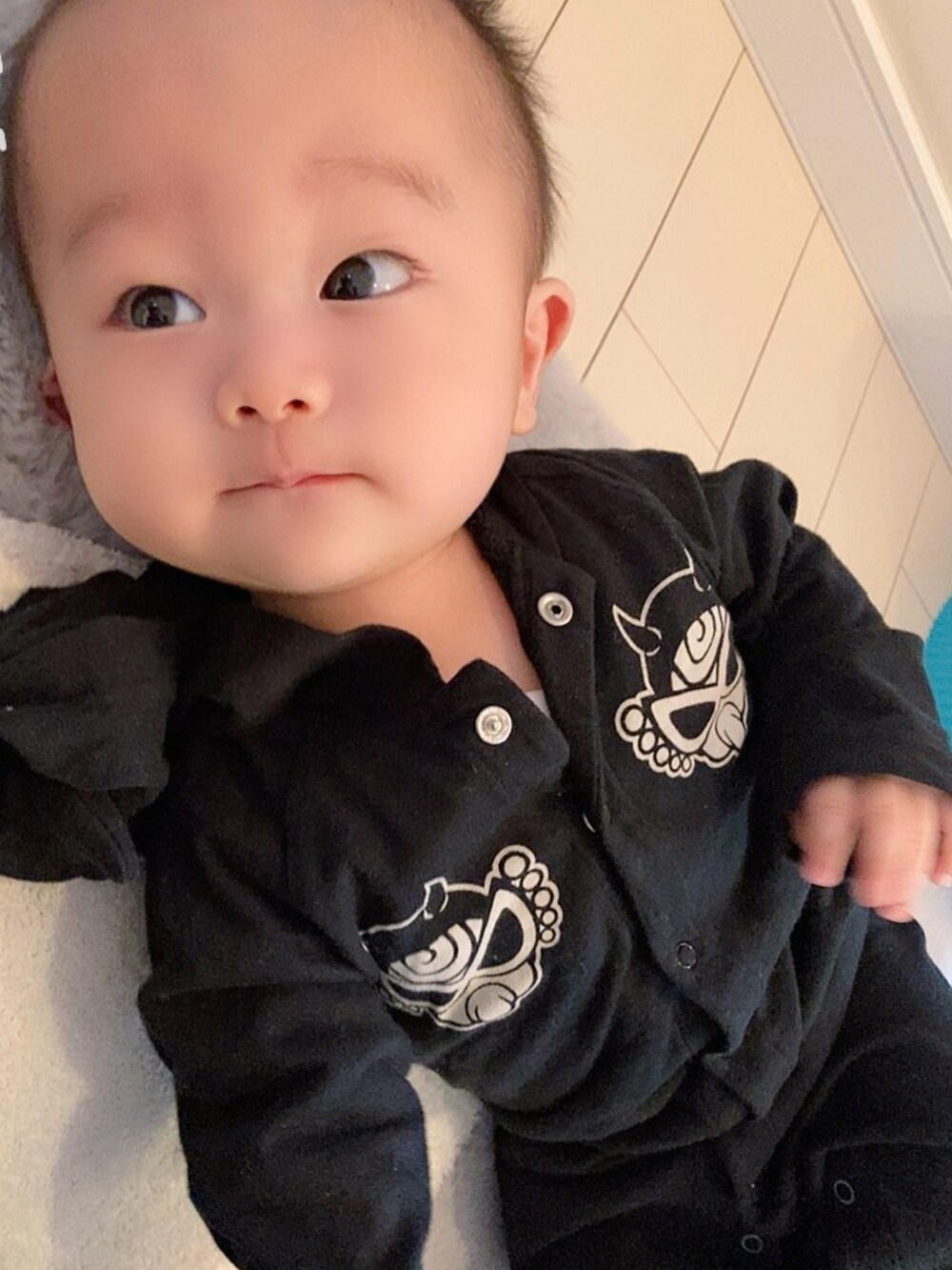 ブラック系のオールインワン・サロペット、ゴールド系のインテリア雑貨を着用したメンズの秋コーディネートの4枚目の写真