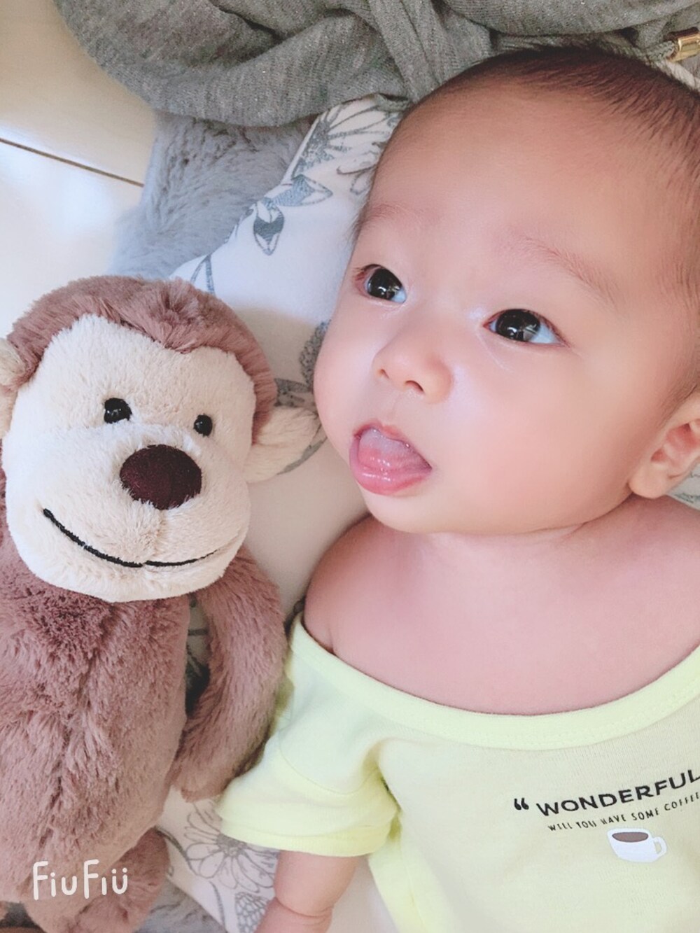 イエロー系のつなぎ/オールインワンを着用したキッズの夏コーディネートの3枚目の写真