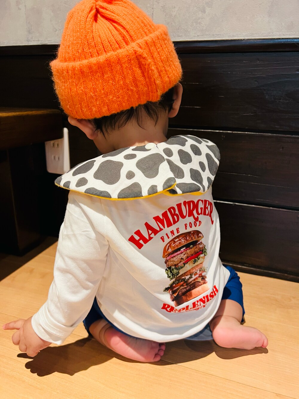 オレンジ系のニットキャップ/ビーニー、その他のスタイ/よだれかけ、ホワイト系のその他ベビーウェアを着用したキッズの夏コーディネートの2枚目の写真