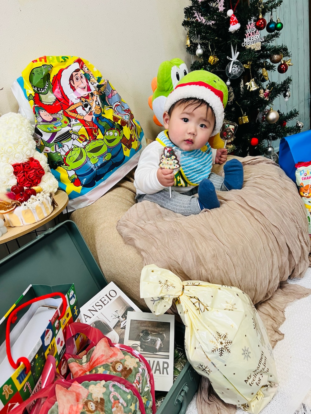 ホワイト系のスウェット、ホワイト系のベビーシューズ/ベビーソックス、ブルー系のスタイ/よだれかけを着用したキッズの冬コーディネートの3枚目の写真