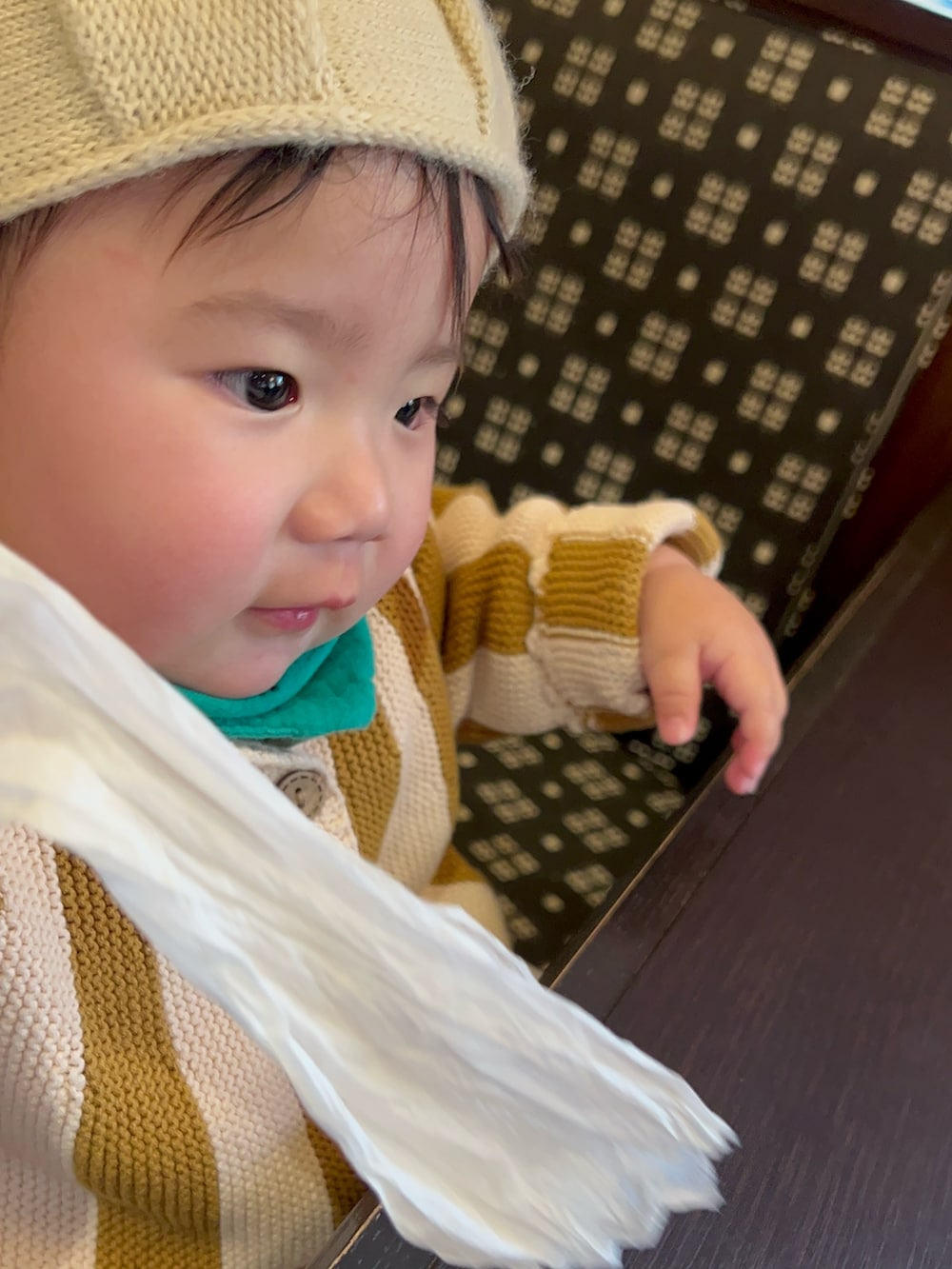 ベージュ系のジャケット/アウター、ベージュ系のパンツ、ベージュ系の帽子を着用したキッズの冬コーディネートの2枚目の写真