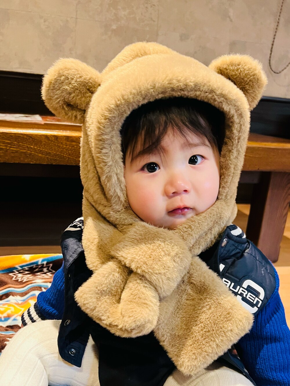 ブルー系のジャケット/アウター、ベージュ系の帽子、ホワイト系のベビーシューズ/ベビーソックスを着用したキッズの冬コーディネートの2枚目の写真