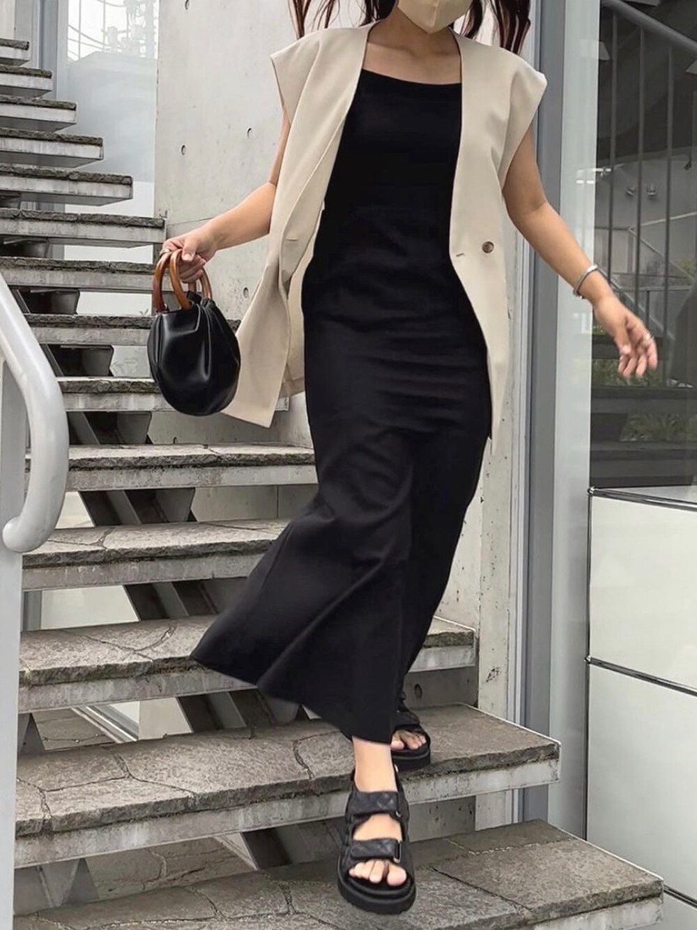 ブラック系のサンダルを着用したレディースの夏コーディネートの2枚目の写真