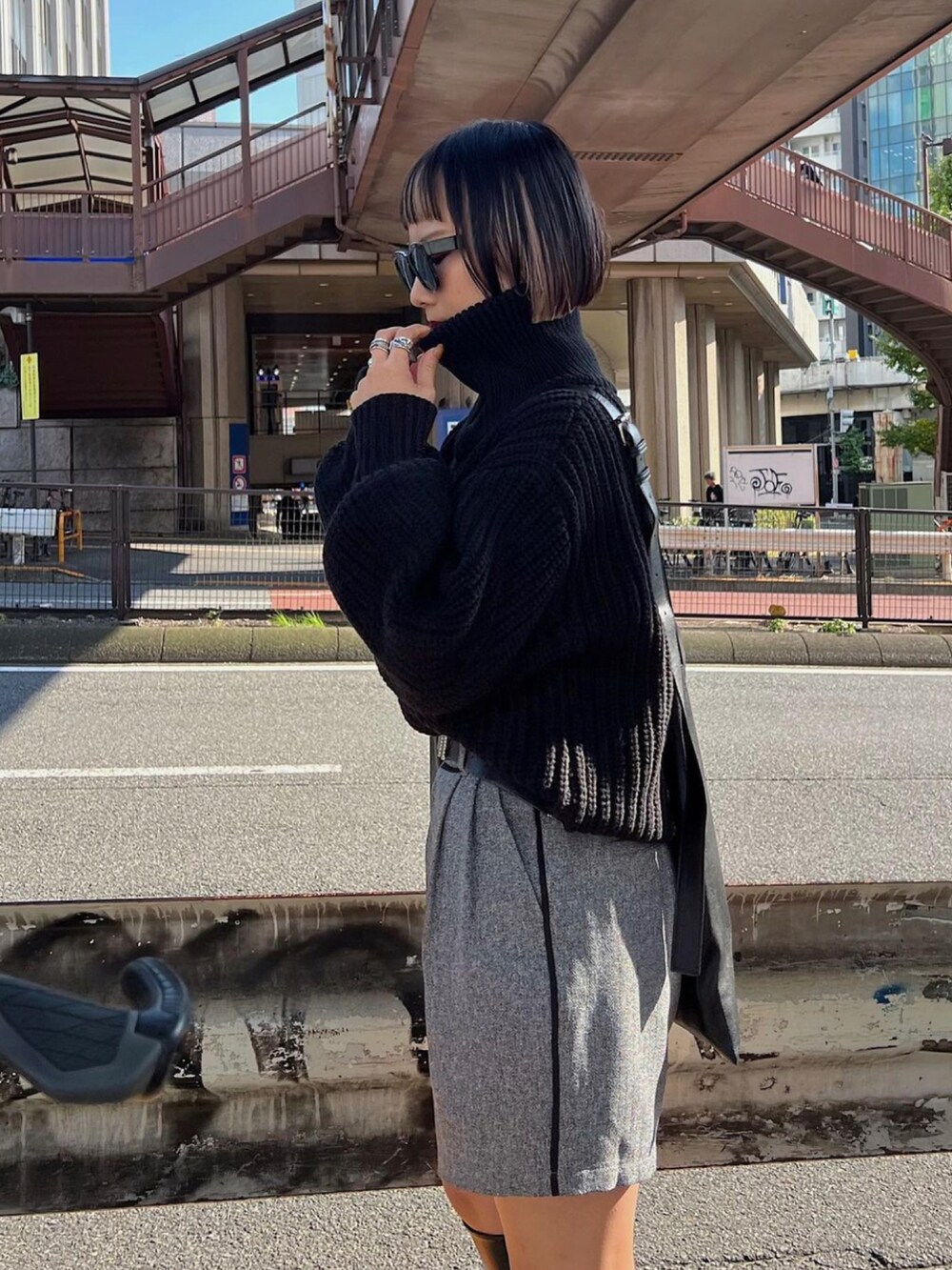 ブラック系のニット/セーターを着用したレディースの秋コーディネートの2枚目の写真