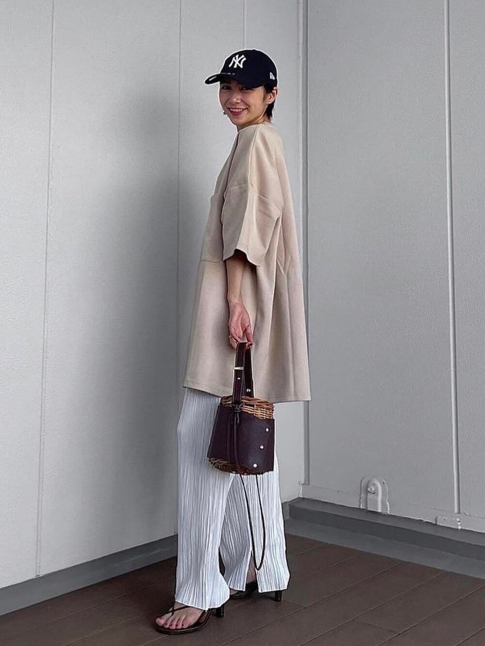 ベージュ系のTシャツ/カットソーを着用したレディースの夏コーディネートの2枚目の写真