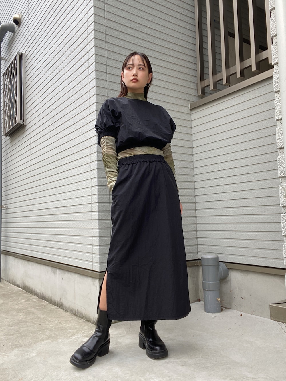 ブラック系のシャツ/ブラウス、ブラック系のブーツを着用したレディースの秋コーディネートの3枚目の写真