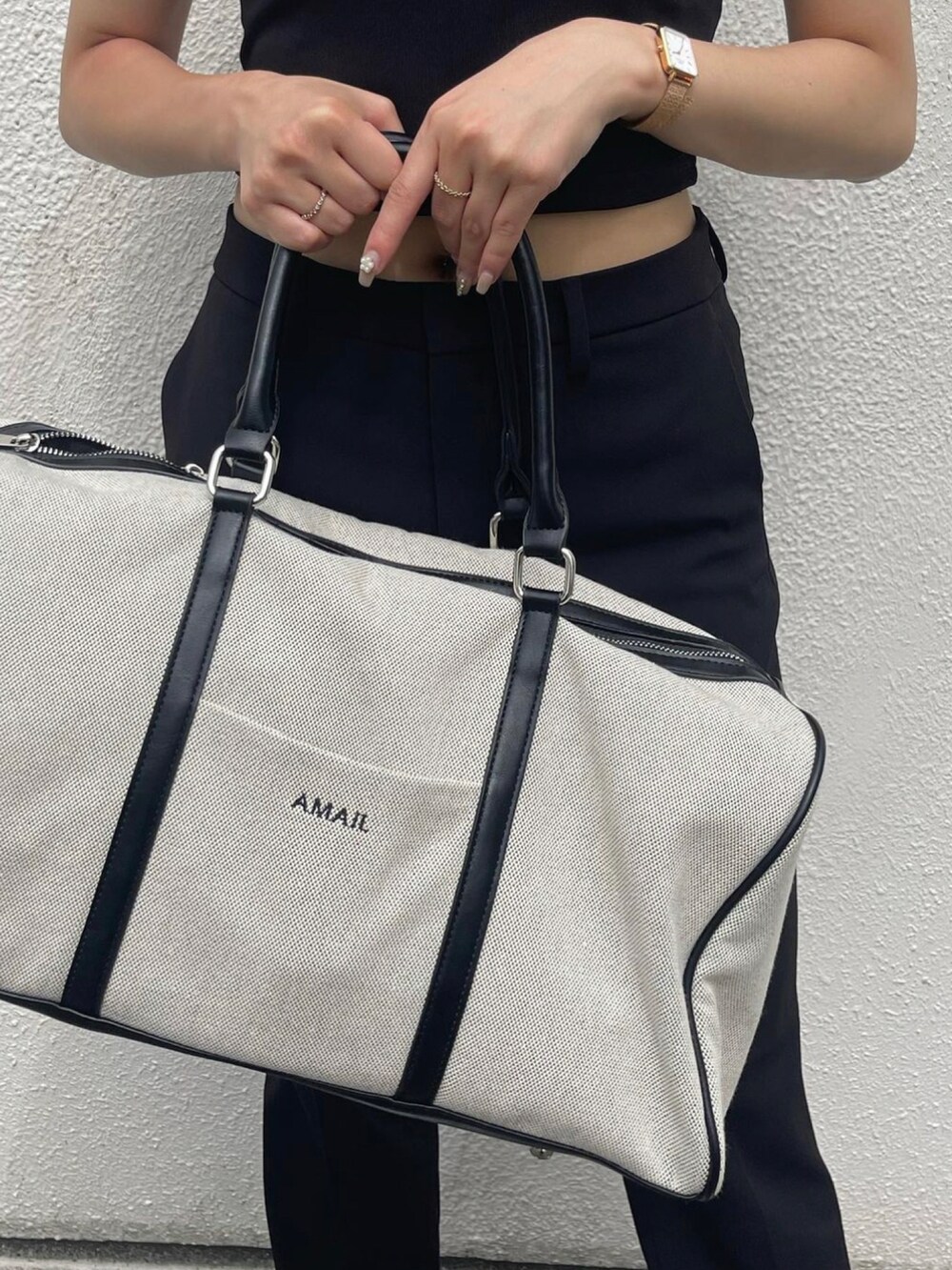 ブラック系のボストンバッグを着用したレディースの夏コーディネートの2枚目の写真