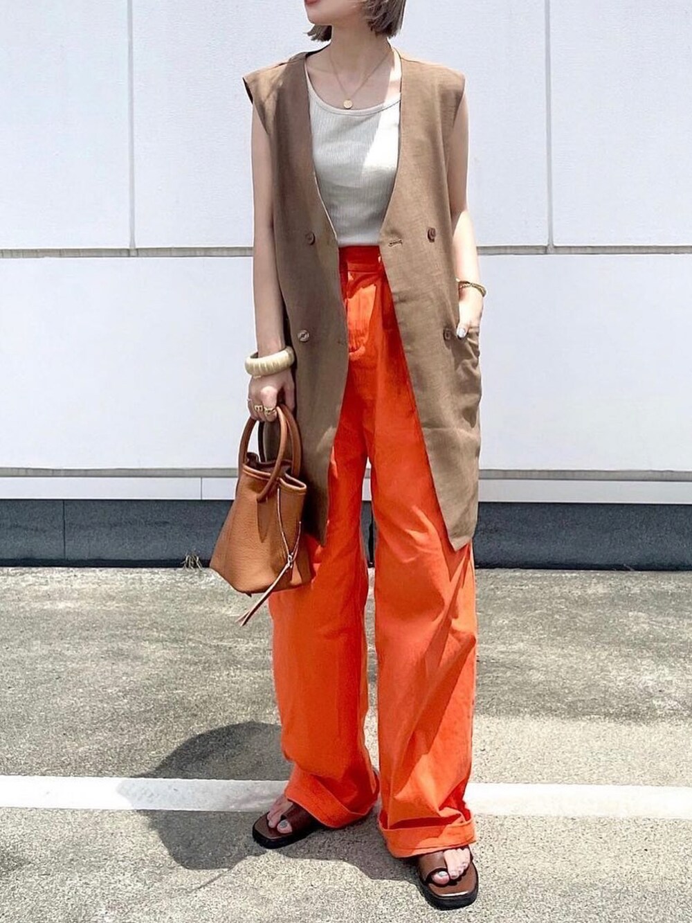 オレンジ系のその他パンツを着用したレディースの夏コーディネートの2枚目の写真