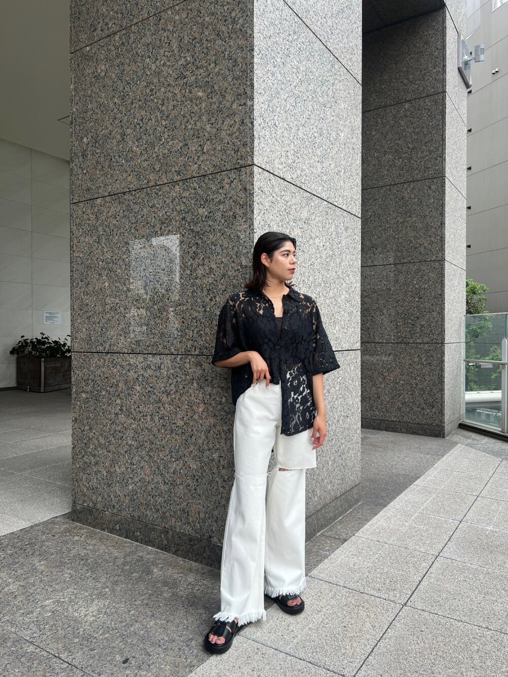 ブラック系のシャツ/ブラウス、ホワイト系のデニムパンツ、ブラック系のサンダルを着用したレディースの夏コーディネートの3枚目の写真