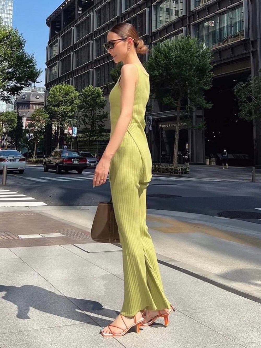 グリーン系のタンクトップを着用したレディースの夏コーディネートの2枚目の写真