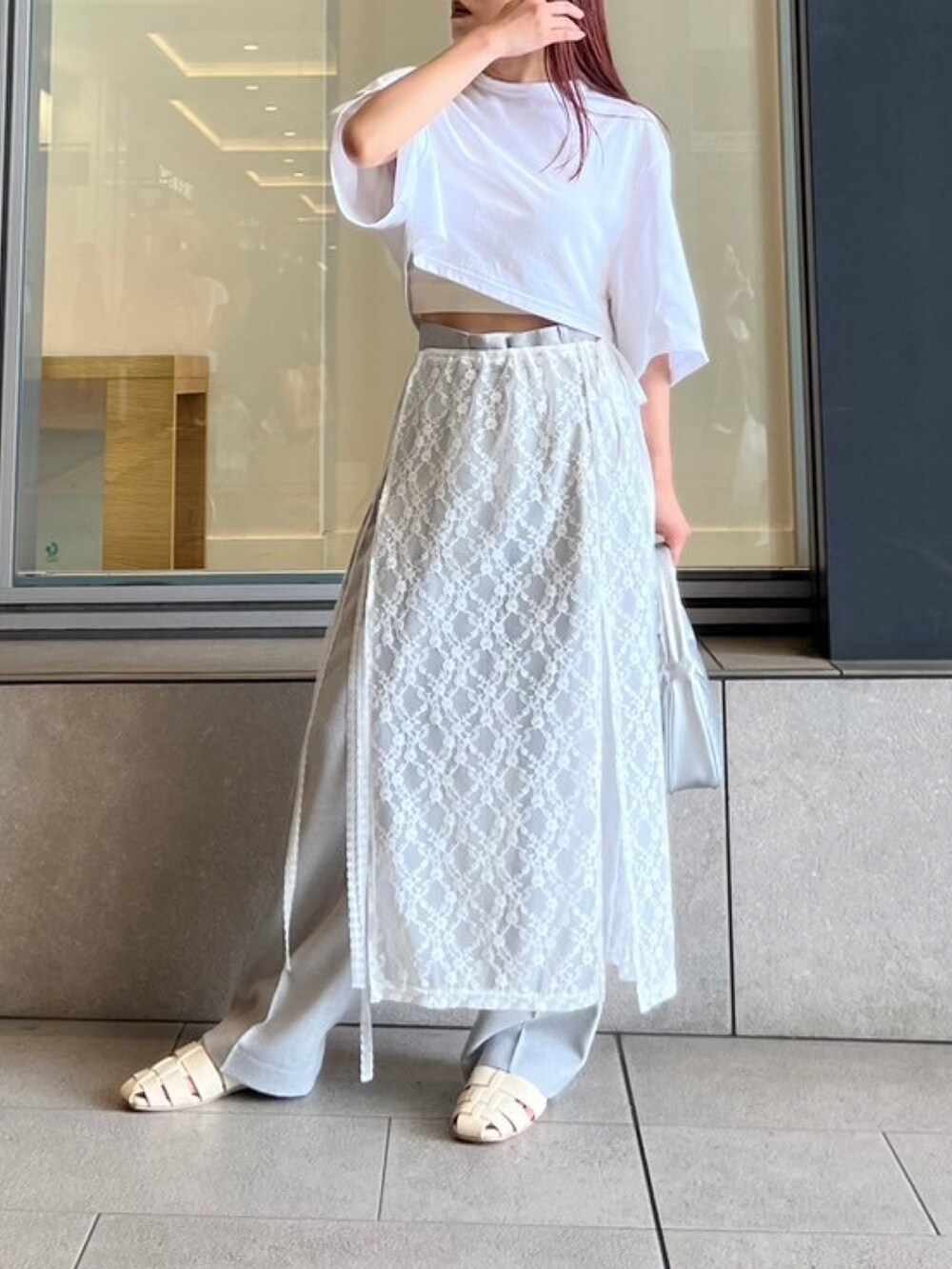 ホワイト系のTシャツ/カットソー、シルバー系のハンドバッグ、グレー系のその他パンツを着用したレディースの夏コーディネートの2枚目の写真