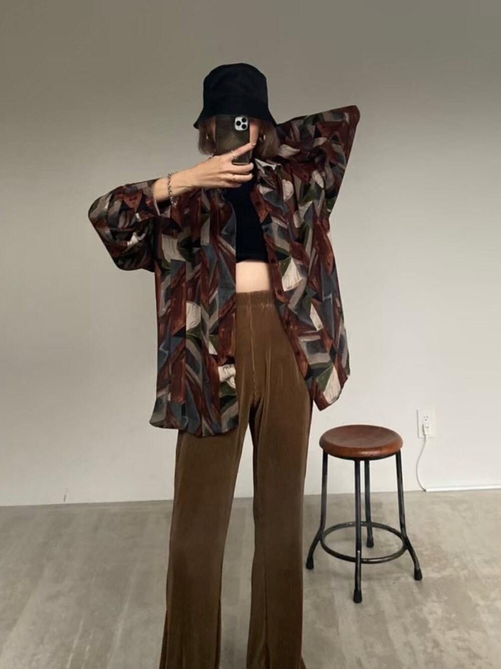 ブラウン系のスラックスを着用したレディースの春コーディネートの2枚目の写真