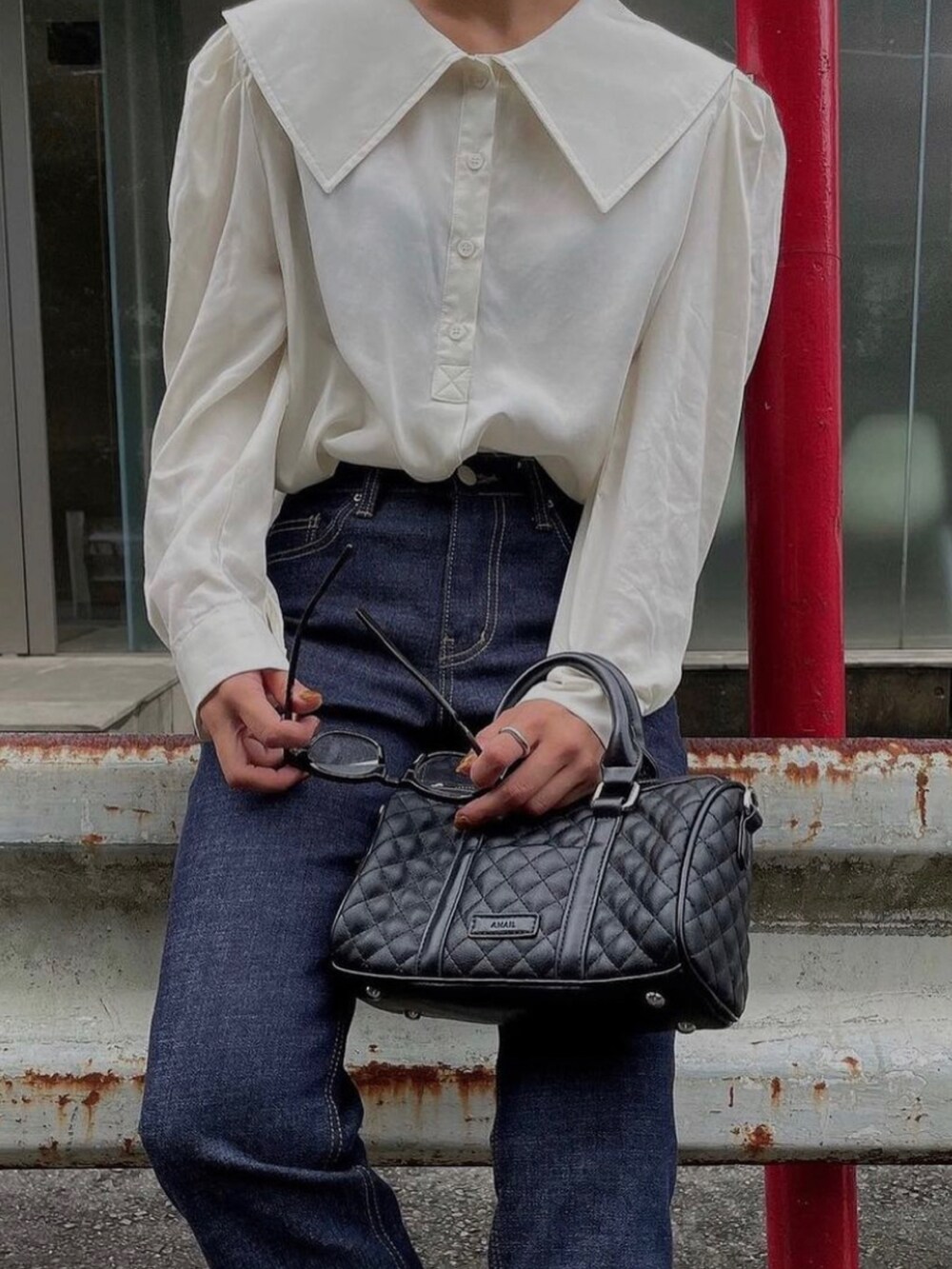 ホワイト系のシャツ/ブラウス、ブラウン系のベスト、ブラック系のショルダーバッグを着用したレディースの秋コーディネートの2枚目の写真