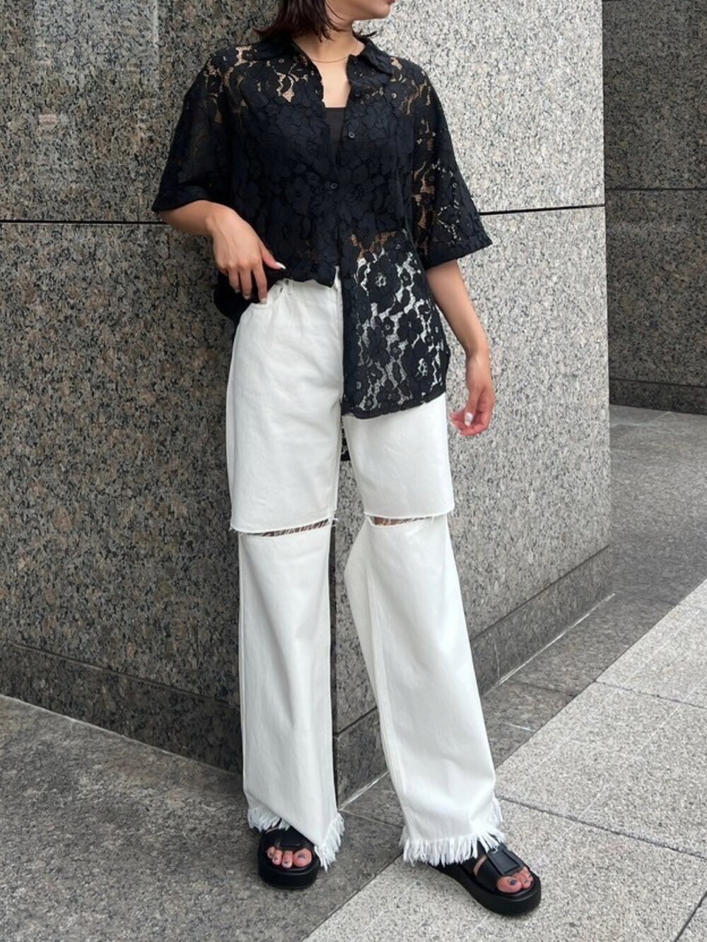 ブラック系のシャツ/ブラウス、ホワイト系のデニムパンツ、ブラック系のサンダルを着用したレディースの夏コーディネートの2枚目の写真